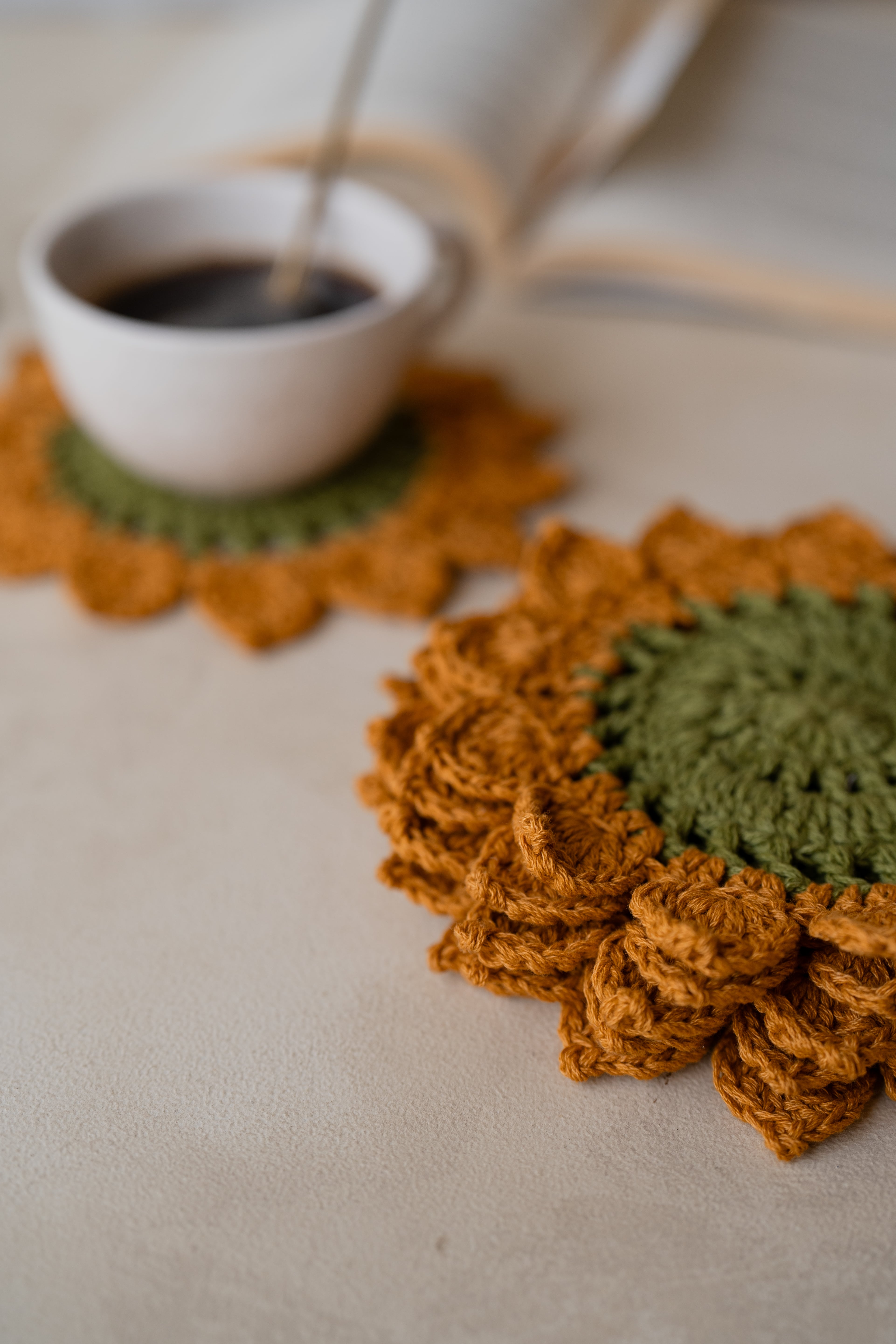 Yellow olive flower table mat & coaster set