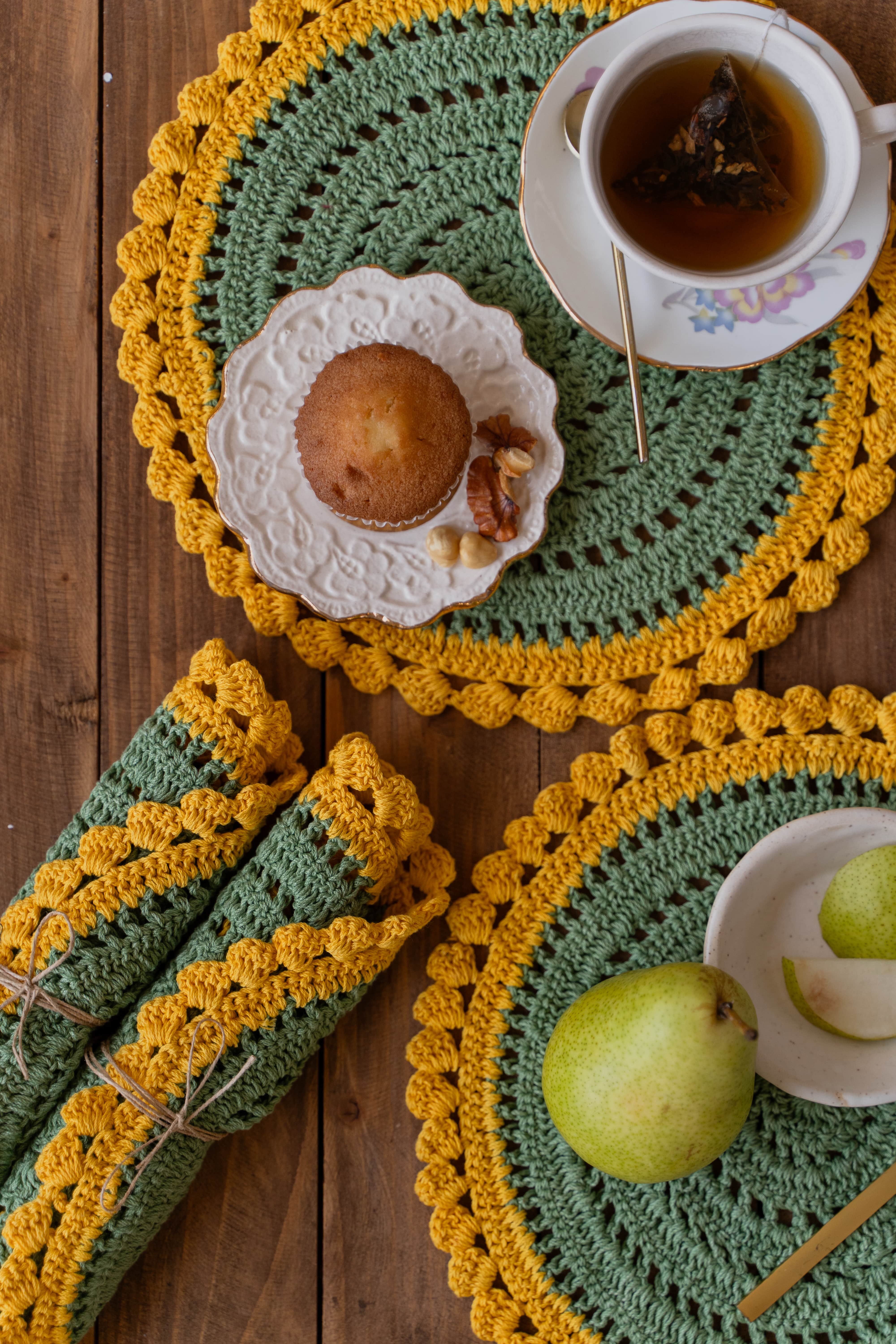 Yellow olive flower table mat & coaster set