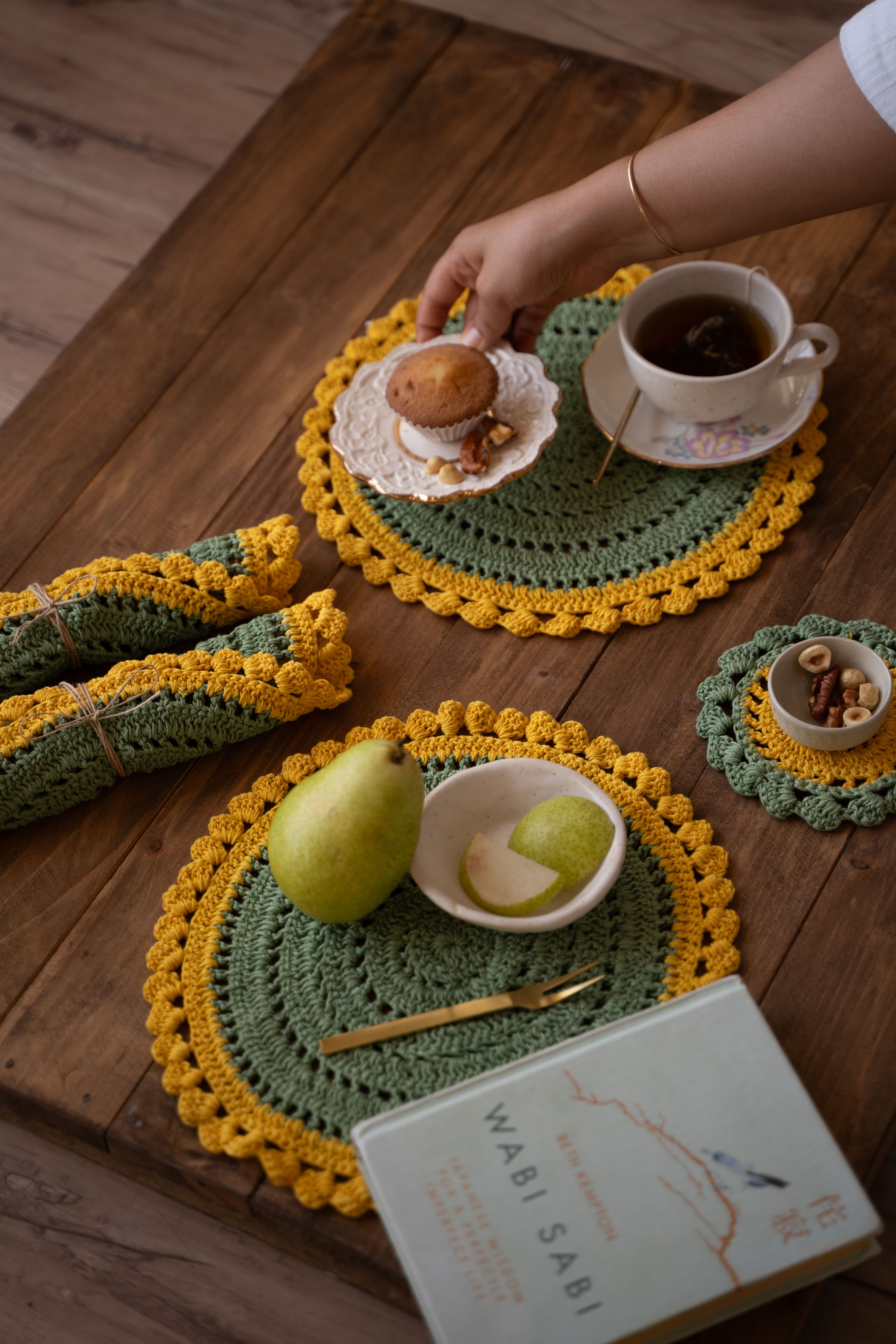 Yellow olive flower table mat & coaster set