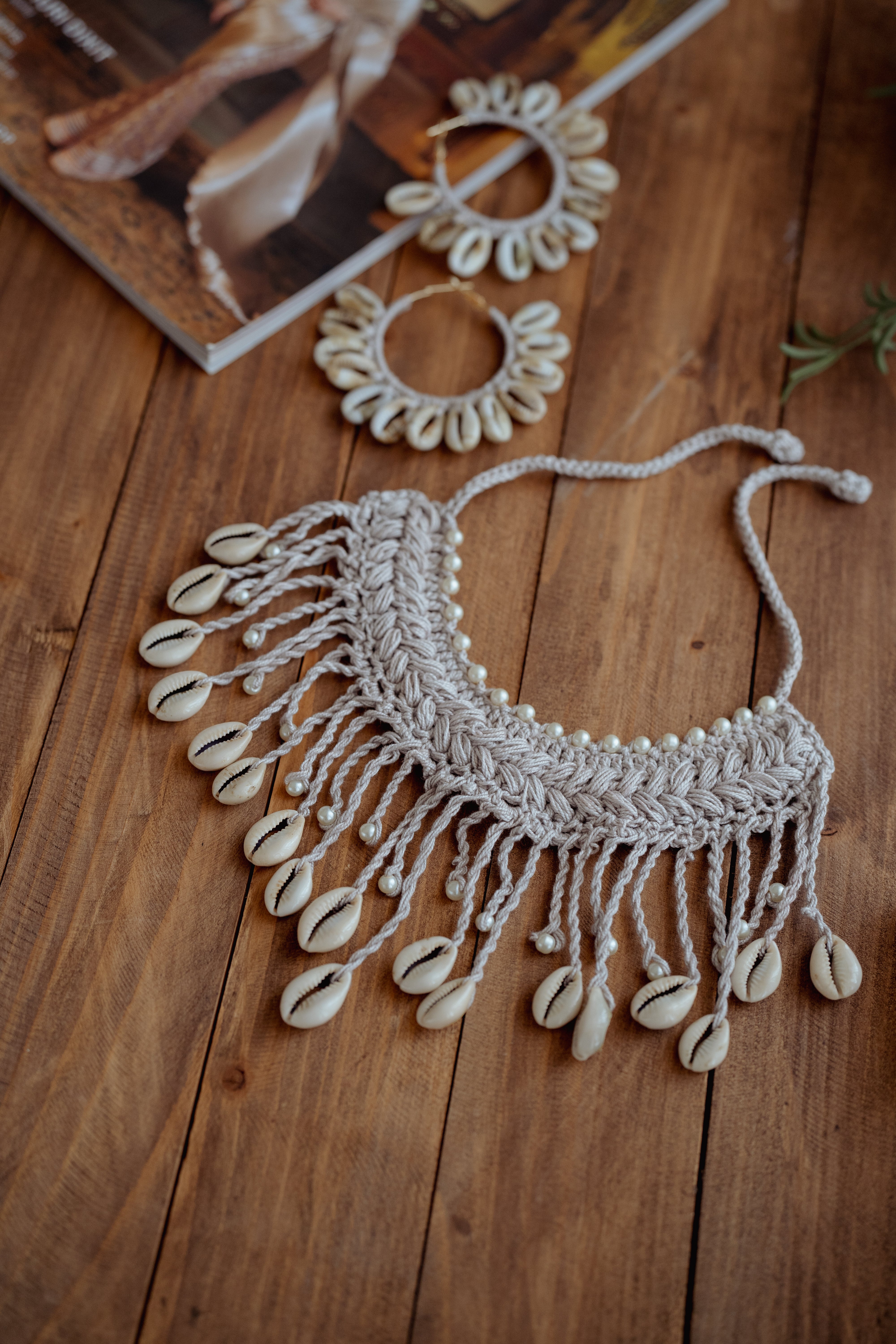 Silver choker necklace (without earrings)