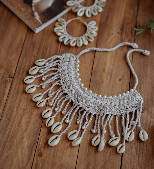 Silver choker necklace (without earrings)